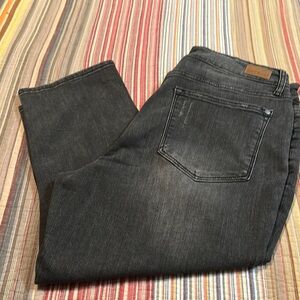 Women’s Grey Straight-Leg Capri